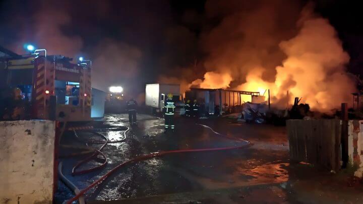 Incêndio aconteceu em galpão da Velha Central