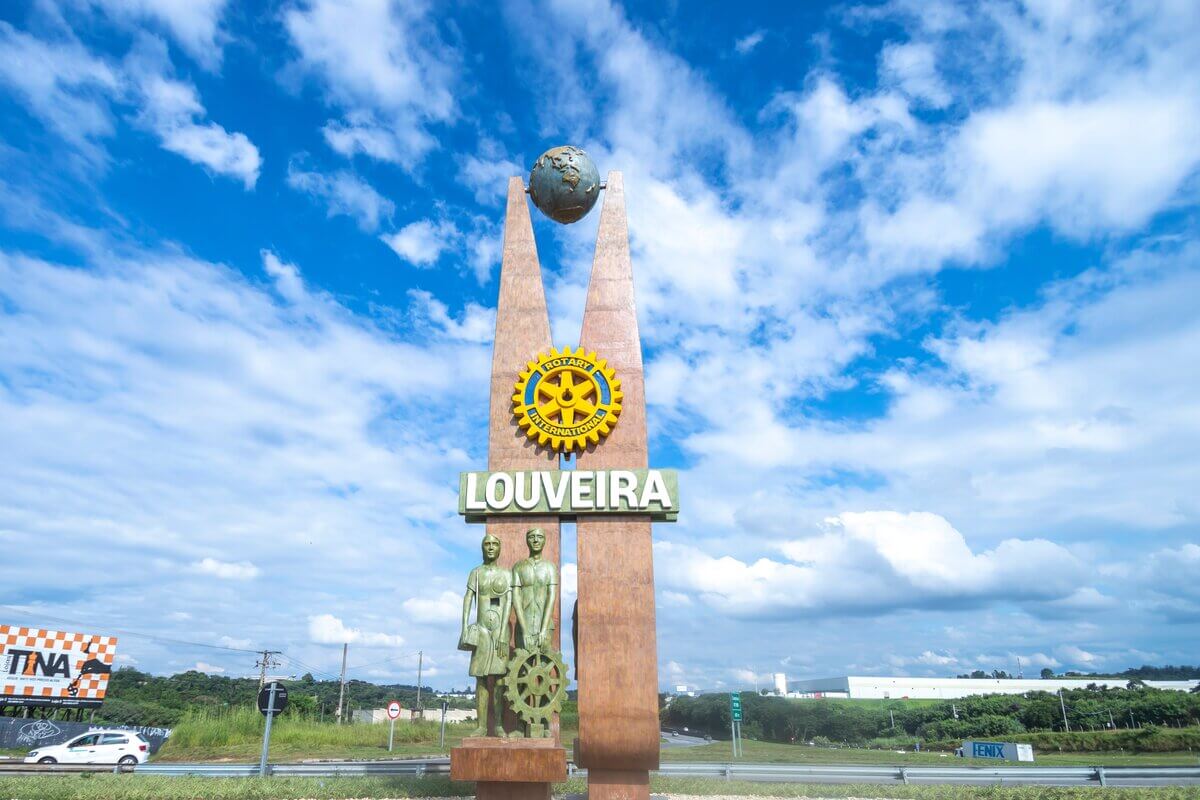 Estátua na entrada da cidade de Louveira