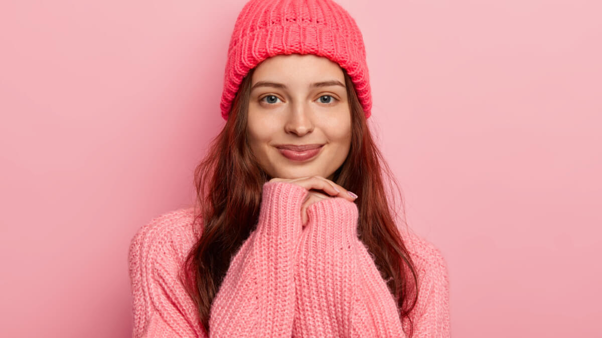 Menina com blusa e touca rosa