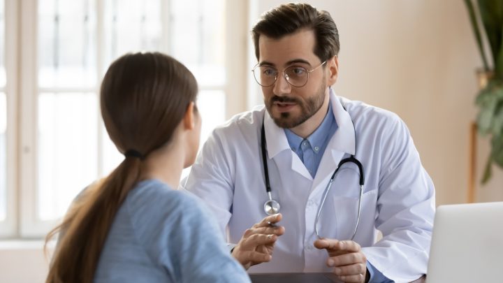 Médico conversando com paciente