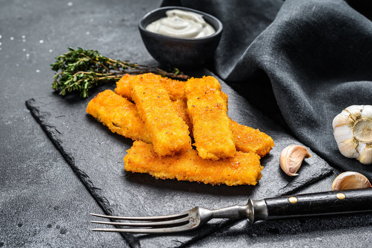 Nuggets empilhados em cima de um pano cinza