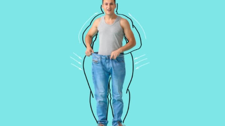 Homem segurando uma calça maior do que a sua cintura com desenho de um corpo obeso ao seu redor