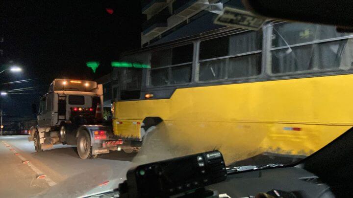 Ônibus foi guinchado