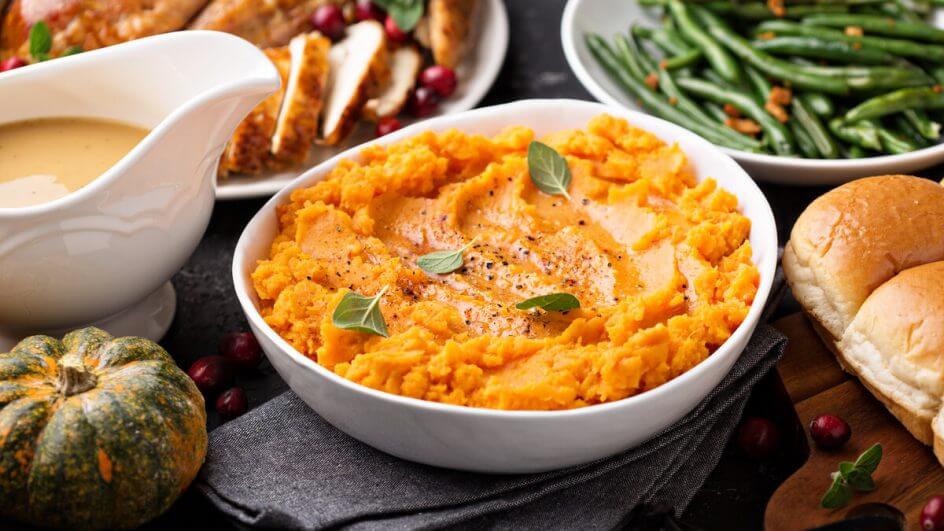 Recipiente branco com purê de batata-doce