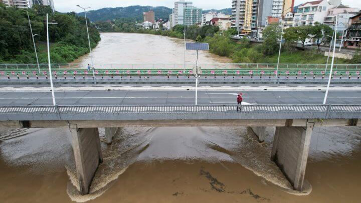 Rio Itajaí-Açu em Blumenau nesta quarta-feira (12)