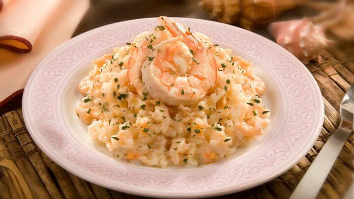 Prato branco com risoto de camarão