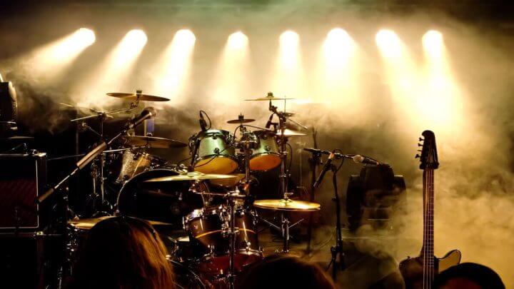 Instrumentos musicais em palco iluminado