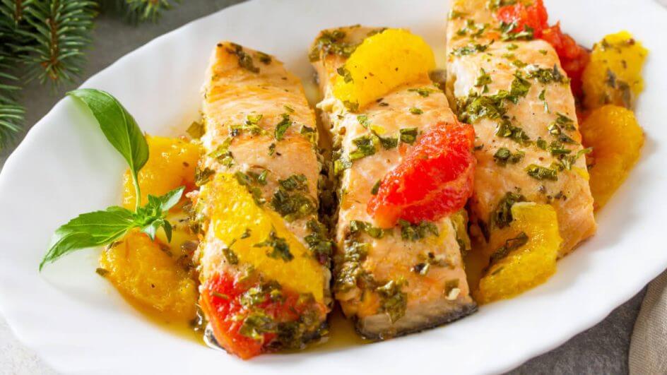Salmão com laranja e toranja em prato branco