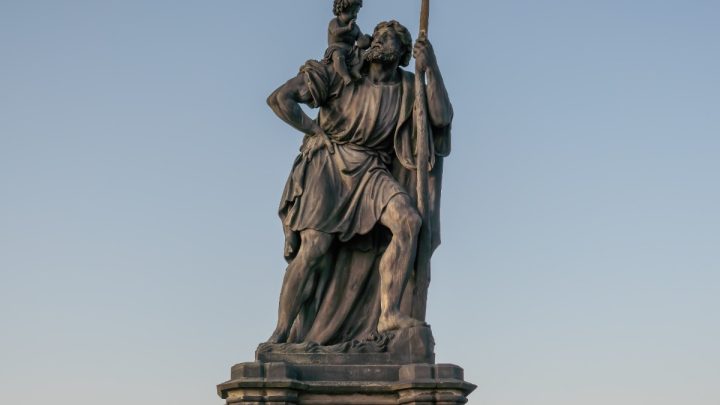 Estátua de São Cristóvão carregando Cristo