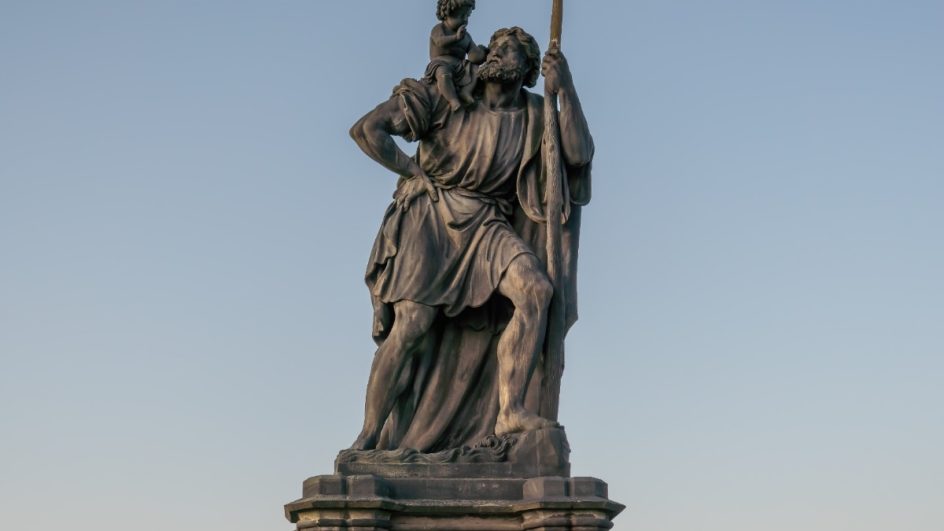 Estátua de São Cristóvão carregando Cristo