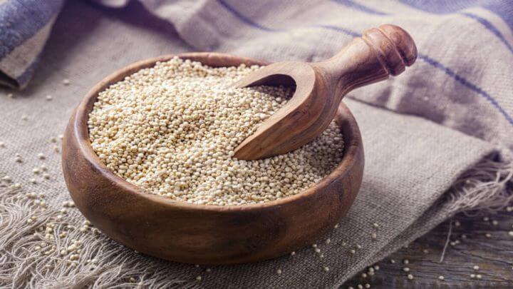 Recipiente de madeira com quinoa