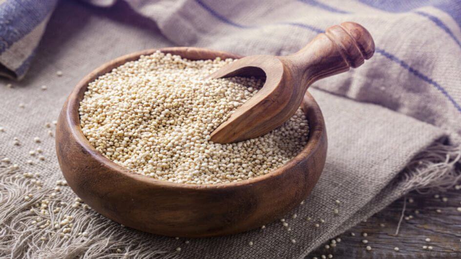 Recipiente de madeira com quinoa