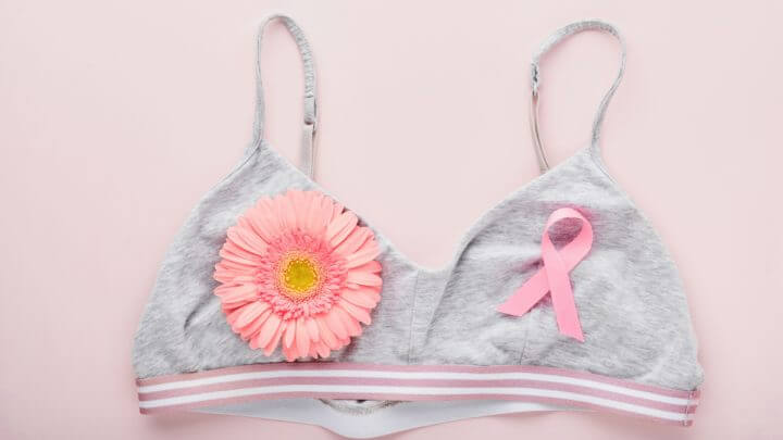 Sutiã cinza com flor e fita rosa em cima