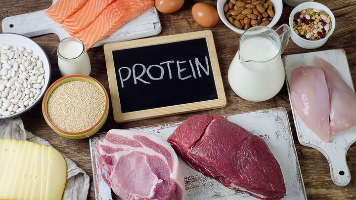 Alimentos ricos em proteínas, tais como salmão, ovos, frango e mais
